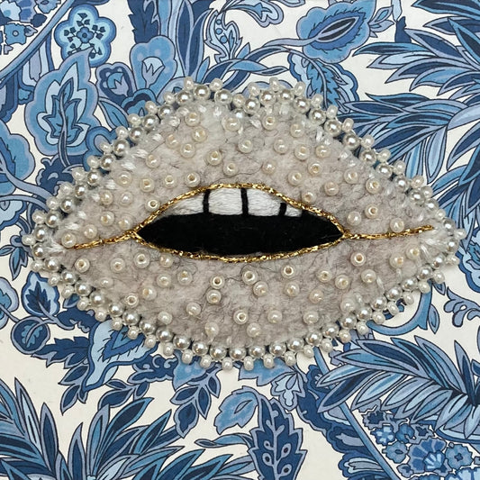 Lips Brooch - Pearly