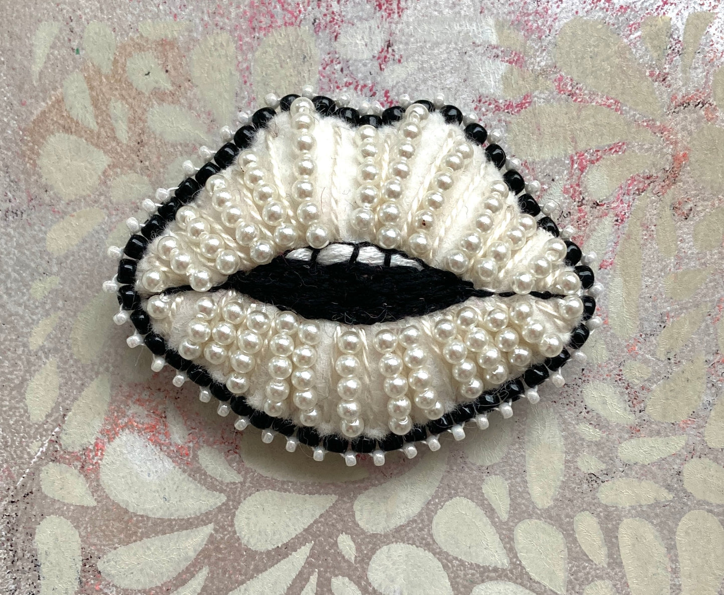 Lips Brooch - Ivory